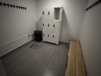 Miesten pukuhuone (säilytyslokerot, suihkutilat)