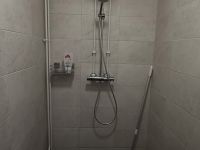 Suihkutilat (identtiset miehille- ja naisille)