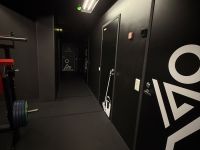 Kuntosalin pääty jossa pukuhuoneet, yleis wc sekä poseeraushuone perällä)