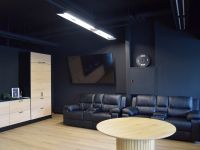 Loungen oikealla puolella on aamiaiskaappi, jossa omatoiminen kahvinkeittopiste- sekä mikro