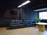 Loungesta löytyy 85 tuumainen TV, jota voi katsella rennosti ennen- tai jälkeen treenin.